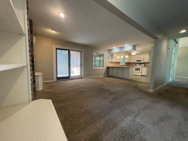 Building Photo - 1405 Childs Rd E