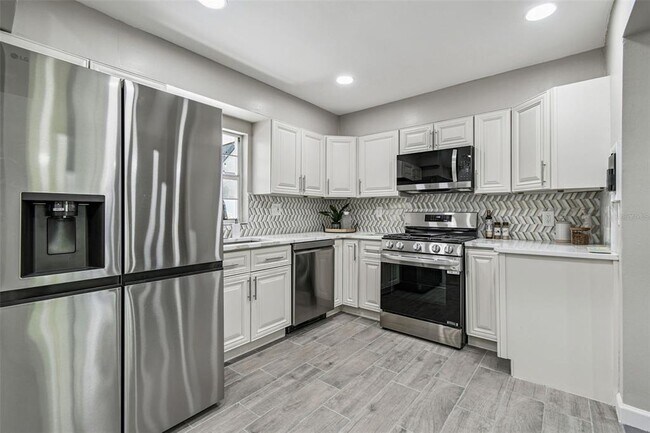 Building Photo - 2 S Treasure Dr