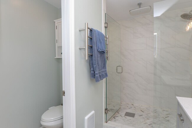 Building Photo - Pretty Lake Furnished Unit 2/1.5 Views! Vi...