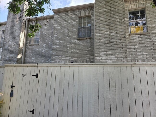 Building Photo - 3780 Tanglewilde St