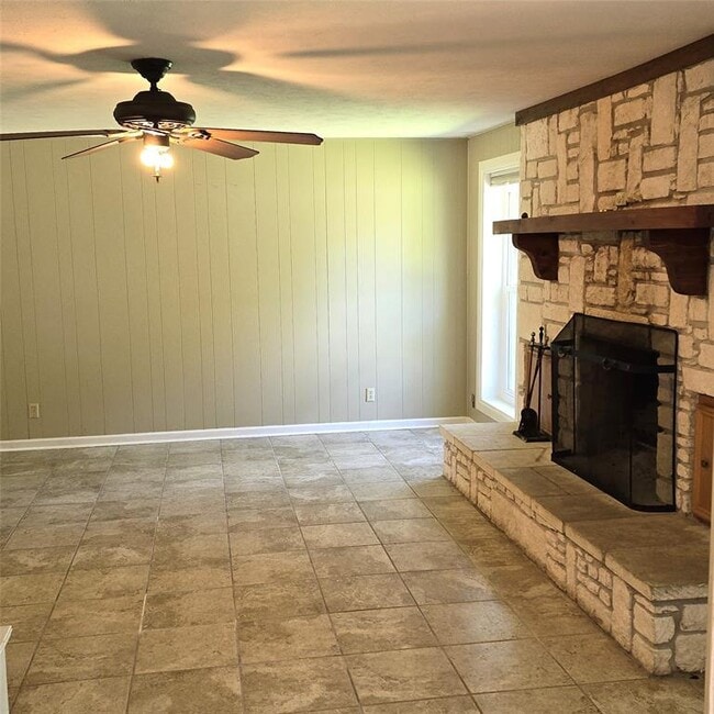 Building Photo - 135 Redbud St