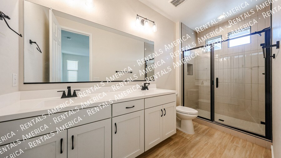 Building Photo - 2858 N Evergreen St