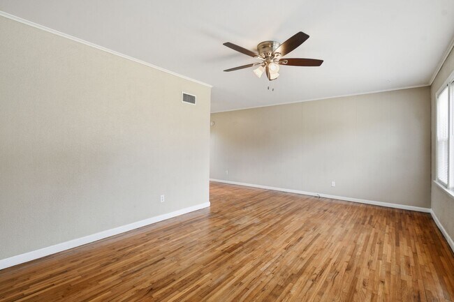 Building Photo - Charming 3 Bedroom 1 Bath near Route 66!