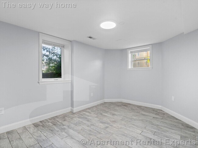 Building Photo - 98 Elm St