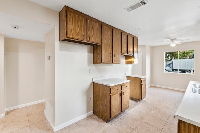 Building Photo - 1992 W Oakland Ave