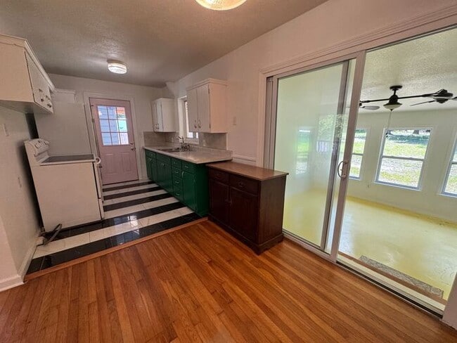 Building Photo - Pensacola - 2 bedroom, 2 bathroom w/ sunro...