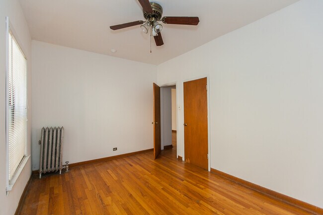 Building Photo - 520 W Diversey Pkwy