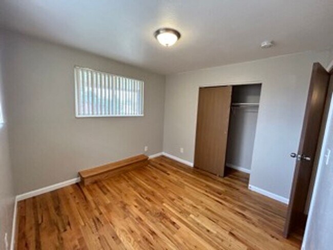Building Photo - ** Move in Special** Spacious 3 bedroom, 1 bath Lakewood duplex with fenced in backyard available!