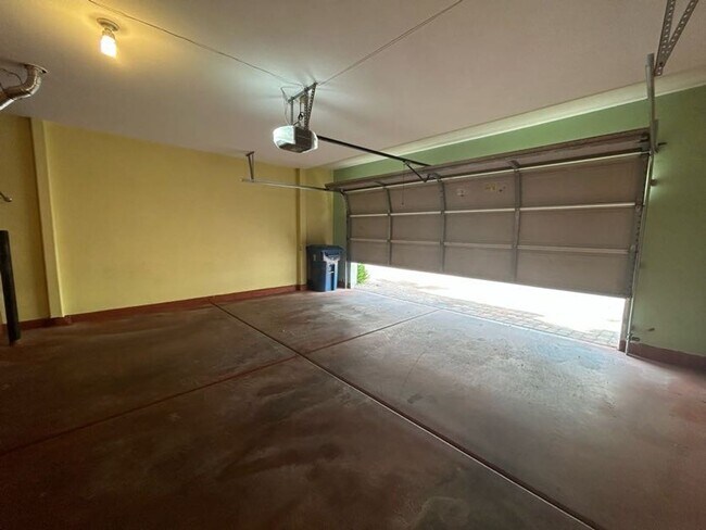 Building Photo - A Beautiful Town Home around the Spring Va...