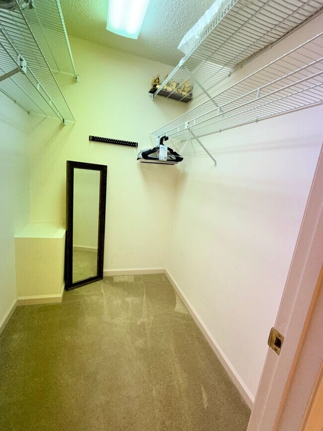 Building Photo - Spacious Home in Kenmure