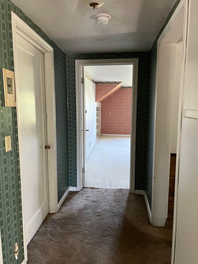 Building Photo - Charming 5 Bed, 2 bath home in the heart of Rexburg with detached 3 CAR GARAGE!!!!