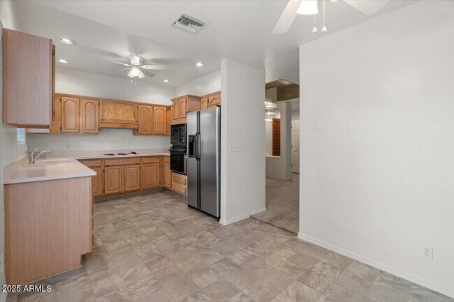 Building Photo - 5200 S Lakeshore Dr