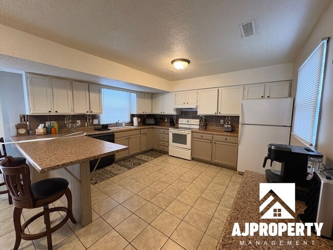 Building Photo - 4620 S Louise Ave