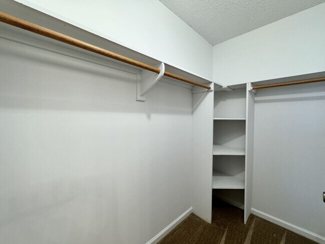 Building Photo - Updated 1st Floor/1-Level Condo Available ...