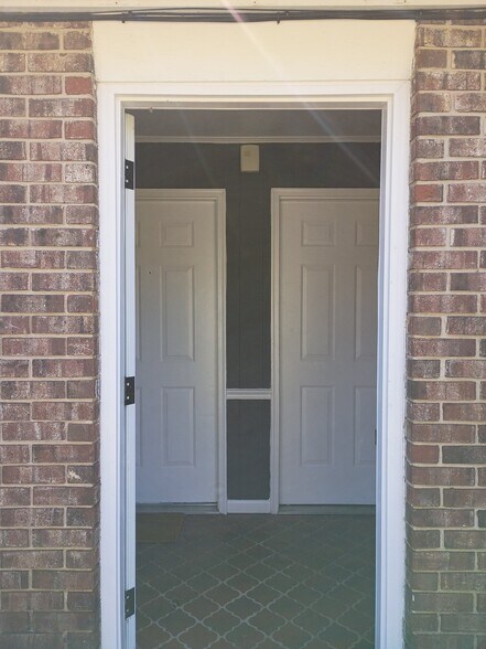 Building Photo - 906 E Magnolia Ave