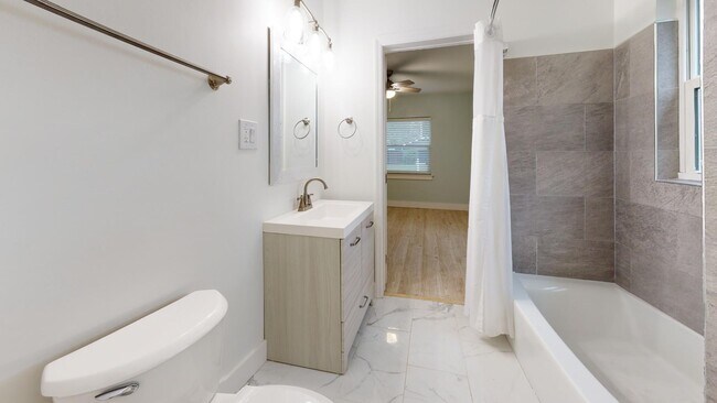 Building Photo - 214 15th Ave W