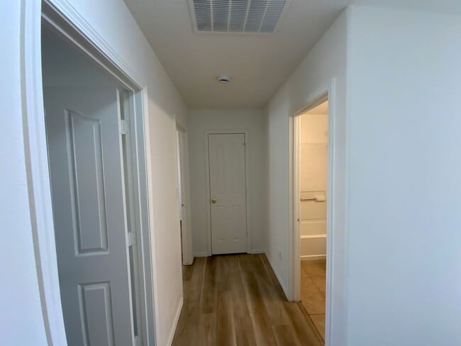 Building Photo - 3 Bedroom Single Story Home Available Near...