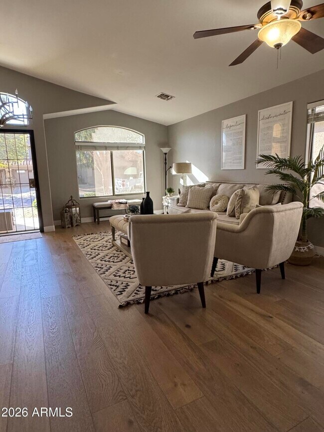 Building Photo - 734 E Kelsi Ave