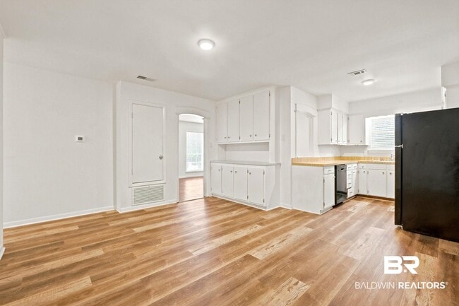 Building Photo - 509 Gayfer Ave