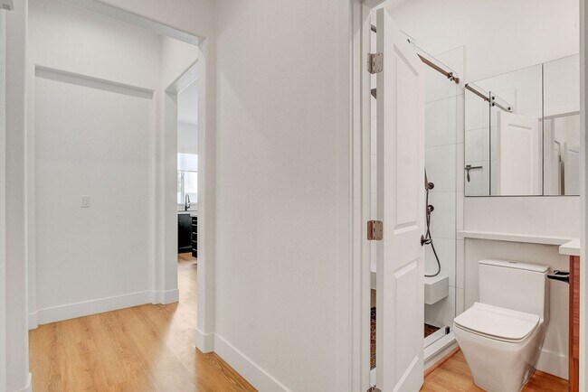 Building Photo - Popular Seven Hills Area, 1-Story, Complet...