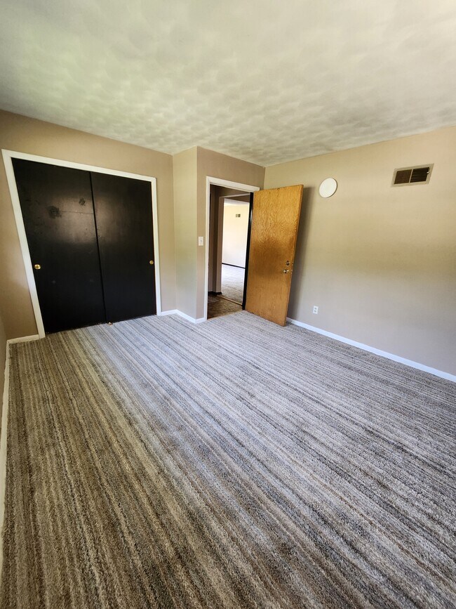 Building Photo - 2116 W Kettelle St