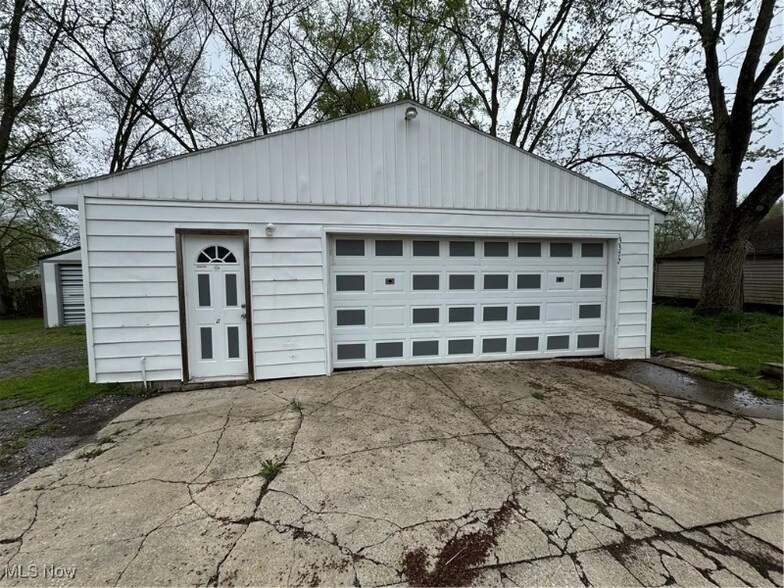 Building Photo - 3372 Lynwood Dr NW