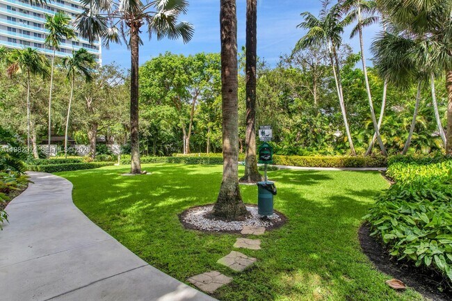 Building Photo - 2645 S Bayshore Dr