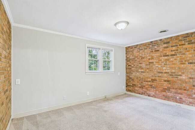 Building Photo - Large Home in Guilford Hills, Hardwood Flo...