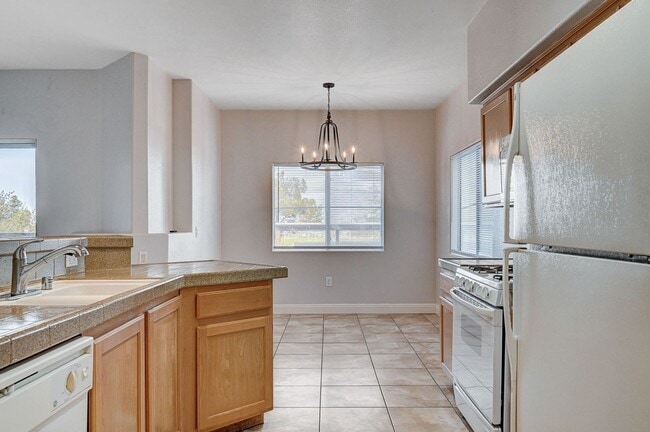 Building Photo - Spacious 2 Bedroom Condo in Gated Community!