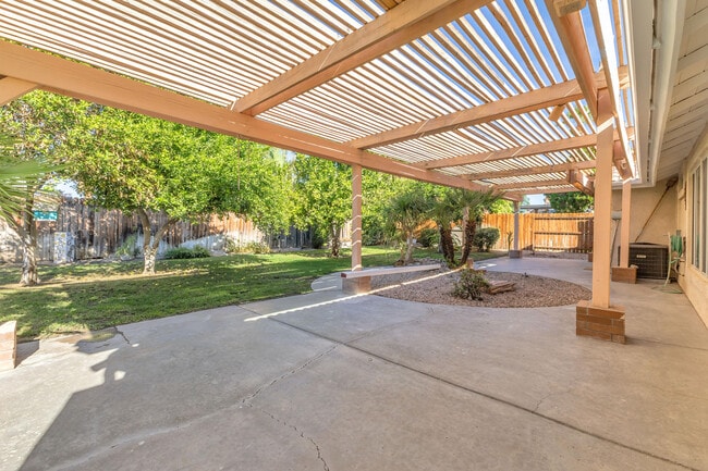 Building Photo - 44295 Las Vistas Dr