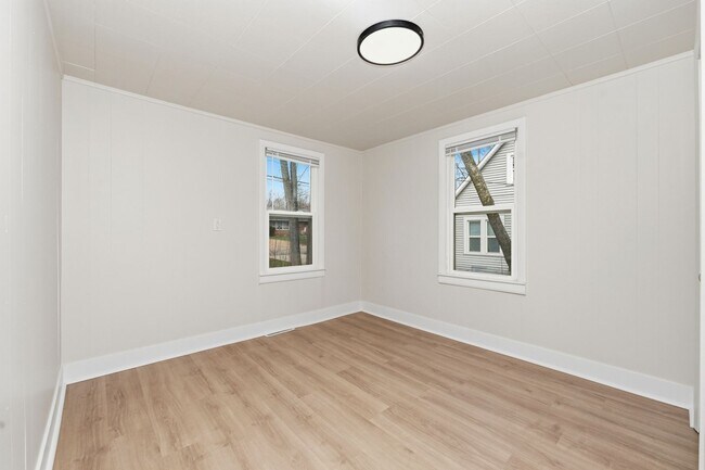 Building Photo - One Bedroom Home in Portage