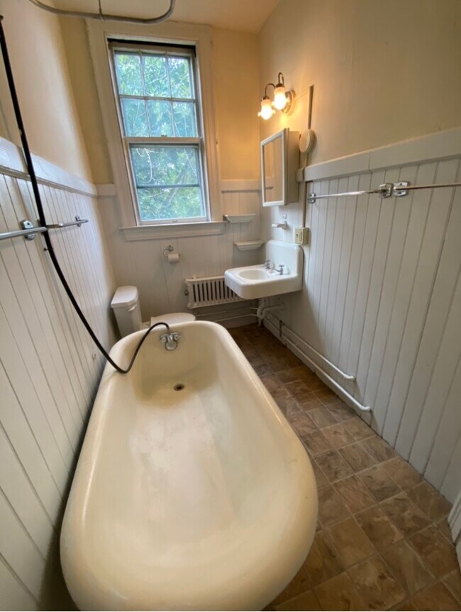 Building Photo - 267 Crescent St