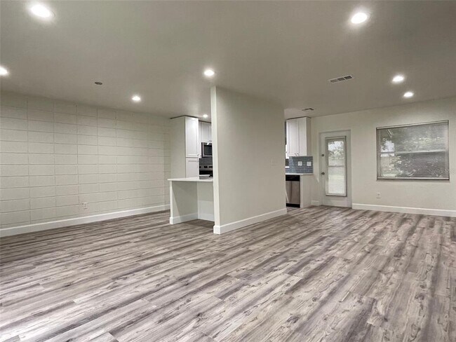 Building Photo - 1012 Lake Weldona Dr