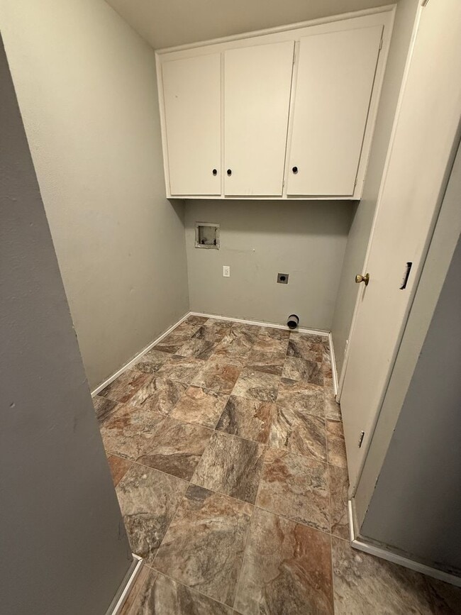 Building Photo - Large 3/2 with 2 living areas