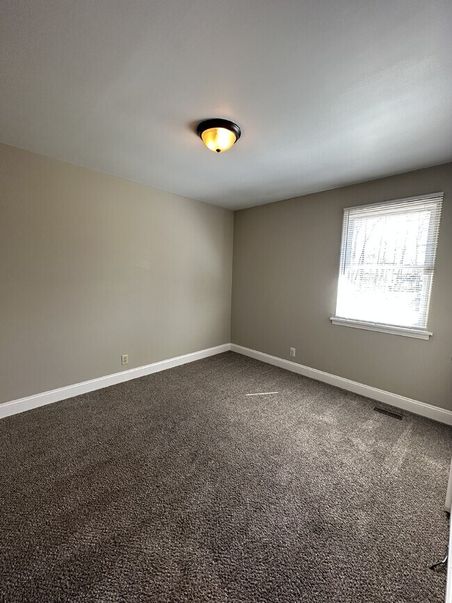Building Photo - 335 Woodale Dr
