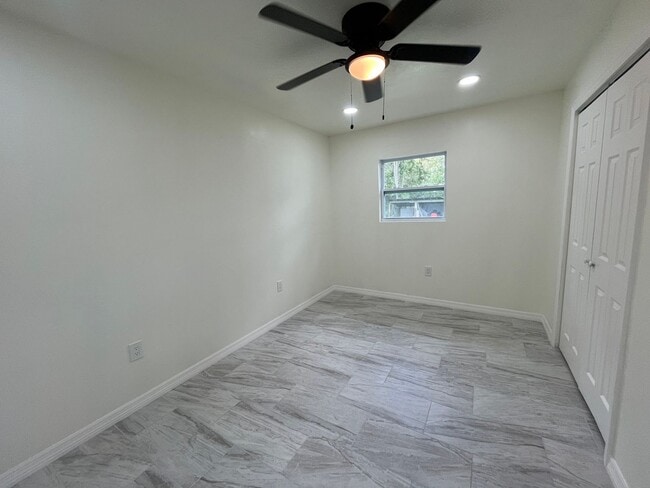 Building Photo - Newly Renovated 2 Bedroom Apartment in Lak...