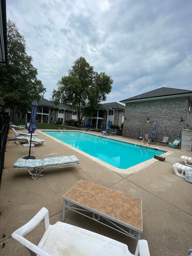 Building Photo - Non conforming 2 bed / 2 bath