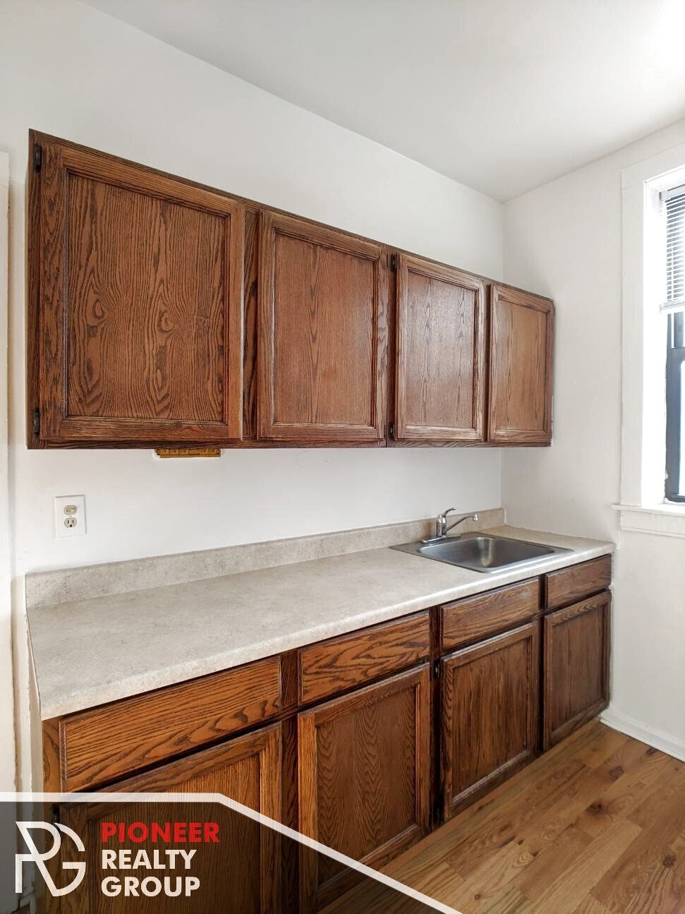 Building Photo - 822 W Waveland Ave