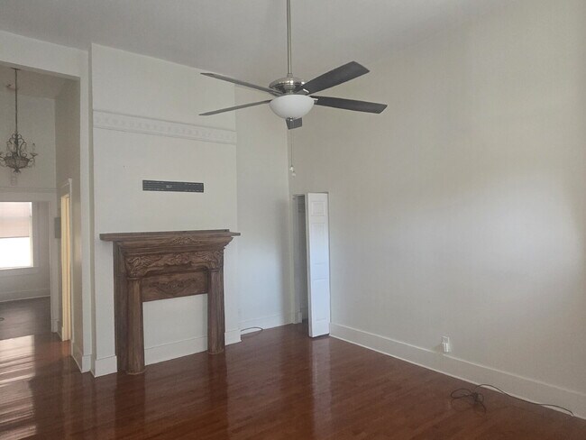 Building Photo - "2-Bed Condo with Gleaming Hardwood Floors...