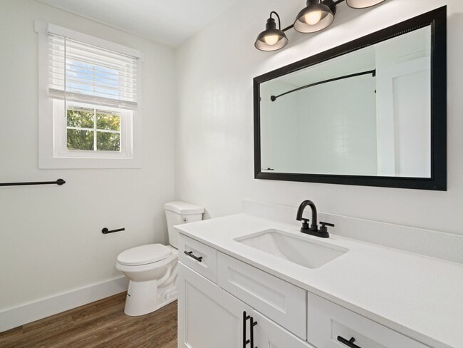 Building Photo - Completely Renovated 2BR, 1.5BA Duplex in West Nashville!