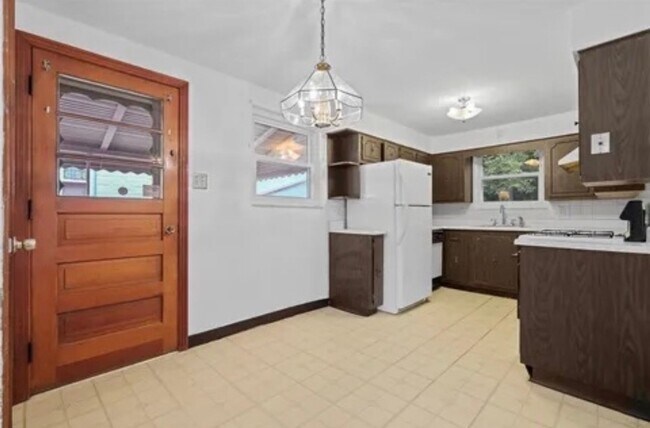 Building Photo - 2143 Plainview Ave