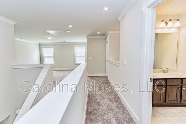 Building Photo - 14 Larson Dr