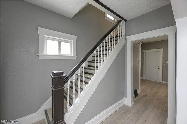 Building Photo - Comfortable & Convenient Cleveland Living