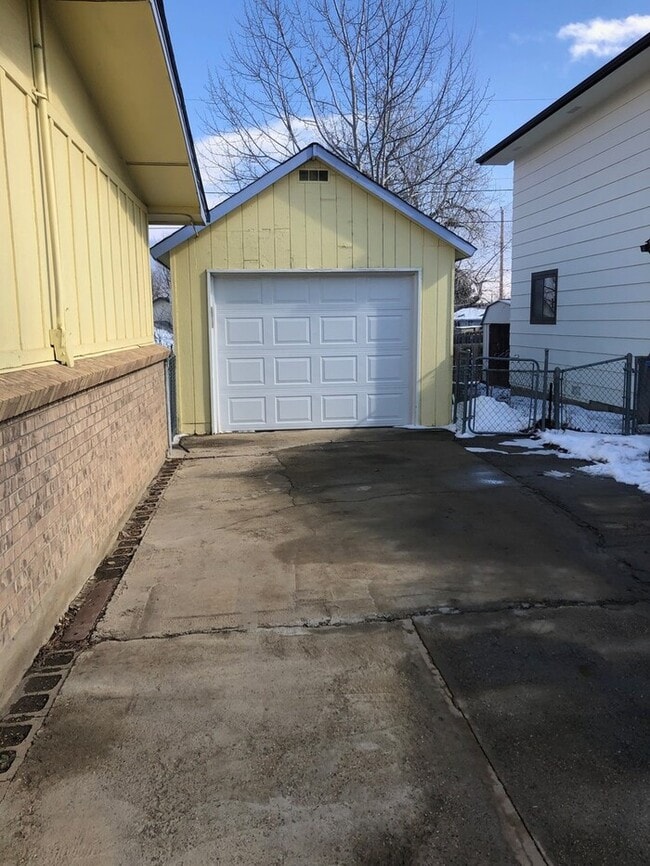 Building Photo - Large 3 Bedroom, 1 Bath Ranch Style Home in South Loveland, CO