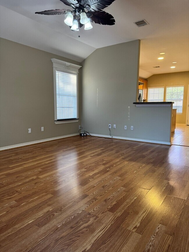 Building Photo - 34534 Lake Side Dr