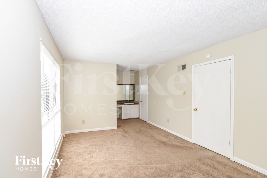 Building Photo - 2101 Hornsby Cove