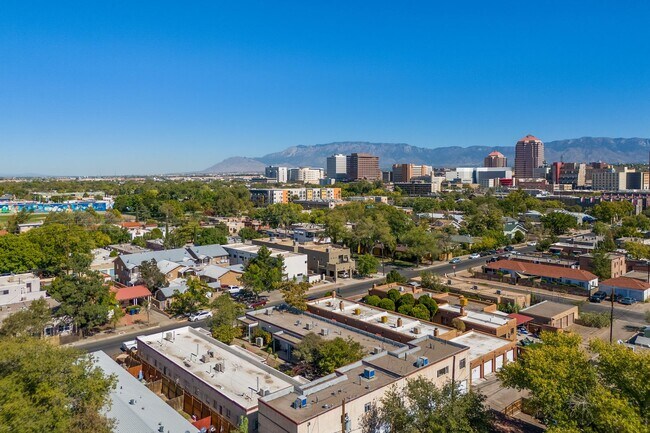 Building Photo - GREAT NEWER TOWNHOME DOWNTOWN!!!!!!