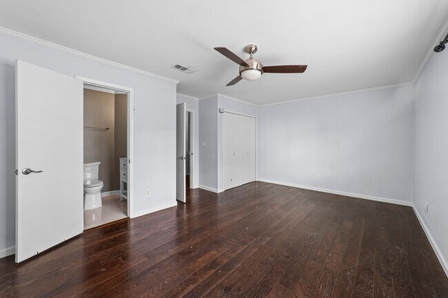 Building Photo - Modern 2 Bed 2 Bath. Only 1 Block Away from Jacksonville Beach. Pet Friendly
