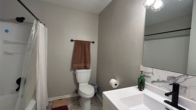 Building Photo - 3 Bedroom 1.5 bath House