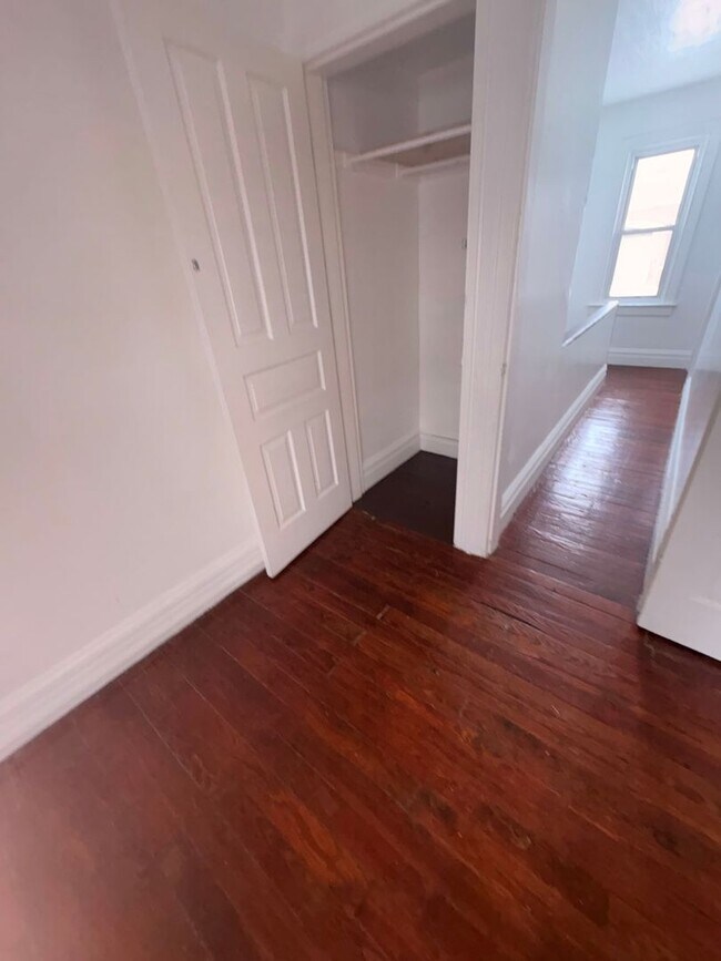 Building Photo - Available Now! Large North York Near Farquar Park